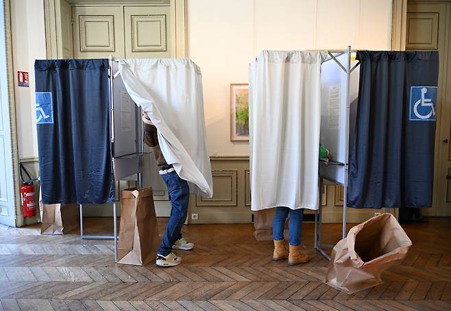 15일(현지 시각) 프랑스 파리에서 시민들이 지방 선거 1차 투표를 하고 있다./AP