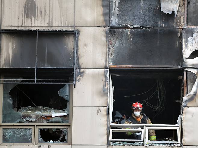 지난 15일 오전 서울 중구 소공동의 한 캡슐호텔에서 전날 화재사고가 발생, 경찰과 소방당국 등 관계자들이 합동감식을 진행하고 있다. /뉴스1