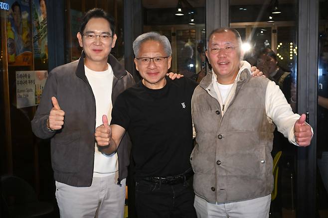 지난해 10월 젠슨 황 엔비디아 최고경영자(CEO)가 이재용 삼성그룹 회장, 정의선 현대차그룹 회장과 치킨 회동 후 기념촬영을 하고 있다. /뉴스1