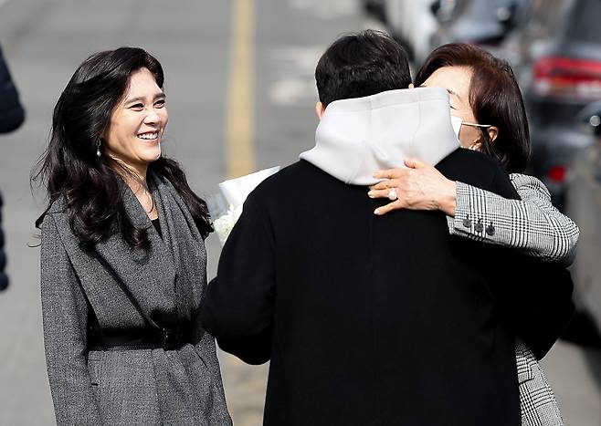 이부진(왼쪽) 호텔신라 사장이 지난달 26일 서울 관악구 서울대학교에서 열린 입학식이 끝난 뒤 홍라희(오른쪽) 리움미술관 명예관장이 이 사장의 아들 임모 군을 안아주는 모습을 바라보고 있다. /연합뉴스