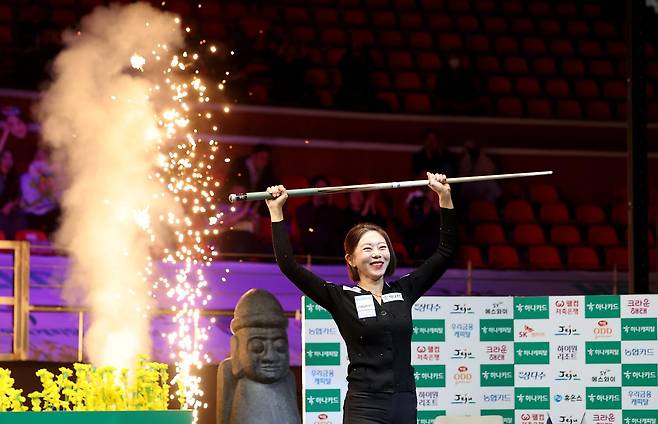 ‘마녀’ 김가영이 15일 열린 프로당구 ‘하나카드 하나캐피탈 제주특별자치도 월드챔피언십’ 여자부 결승에서 우승을 확정한 뒤 큐를 든 채 기뻐하고 있다. PBA 제공