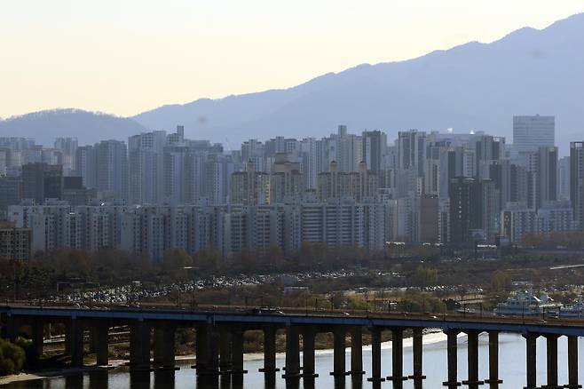 서울 성동구 응봉산에서 강남권 아파트 단지 등이 보이고 있다. 뉴스1