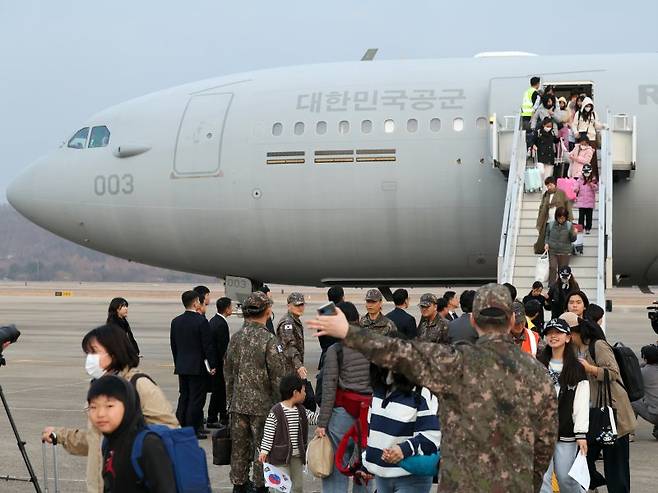 지난 15일 경기도 성남시 서울공항에서 공군 다목적 수송기 KC-330 '시그너스'를 타고 귀국한 현지 체류 교민들이 발걸음을 옮기고 있다. 외교부와 국방부에 따르면 우리 국민 204명과 외국 국적 가족 5명, 일본 국민 2명 등 총 211명이 탑승했다. /사진=연합뉴스