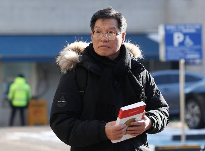 일본군 위안부 피해자를 모욕하고 허위 사실을 유포한 혐의를 받는 김병헌 위안부법폐지국민행동 대표가 지난 2월 서울 서초경찰서에 피의자 신분으로 출석하고 있다. 뉴시스