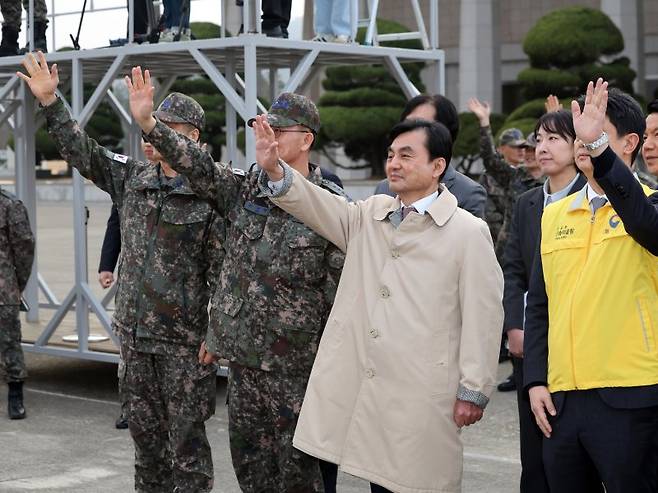안규백 국방부 장관이 15일 오후 경기 성남 서울공항에서 중동 상황 악화로 현지 체류 교민이 탑승한 공군 다목적 수송기 KC-330 '시그너스'가 도착하자 환영 인사를 하고 있다. 공동취재단