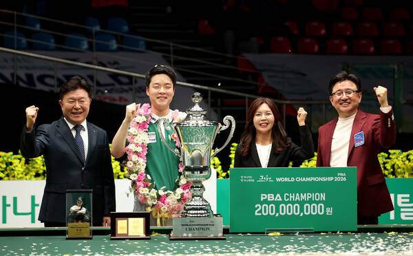 김영원이 15일 2025~2026 하나카드 하나캐피탈 제주특별자치도 PBA-LPBA 월드챔피언십에서 우승한 뒤 2억원의 상금을 받고 있다. PBA 제공