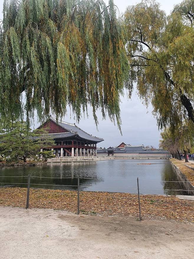 다양한 역사 드라마 및 영화의 배경인 경복궁으로 봄 역사 나들이를 떠나봐도 좋다. 사진 박은아