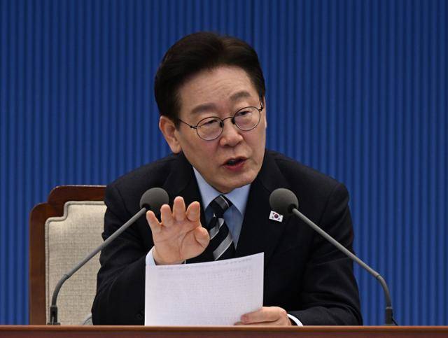 이재명 대통령이 12일 청와대에서 열린 수석보좌관회의에서 발언하고 있다. 왕태석 선임기자