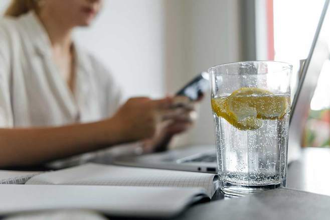 탄산수가 집중력과 주의력을 높이고 인지적 피로를 완화하는 효과가 있다는 연구 결과가 나왔다./사진=클립아트코리아