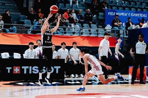 강이슬이 15일 필리핀전에서 3점슛을 시도하고 있다. 사진=FIBA
