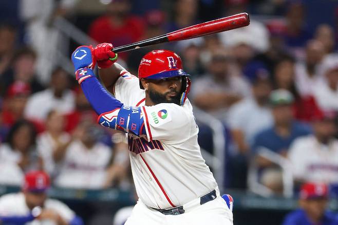 <yonhap photo-3703="">주니어 카미네로(23)가 미국 에이스 폴 스킨스를 상대로 선제 홈런을 쳤다. Al Bello/Getty Images/AFP (Photo by AL BELLO / GETTY IMAGES NORTH AMERICA / Getty Images via AFP)/2026-03-14 11:05:19/ <저작권자 ⓒ 1980~2026 ㈜연합뉴스. 무단 전재 재배포 금지, AI 학습 및 활용 금지></yonhap>