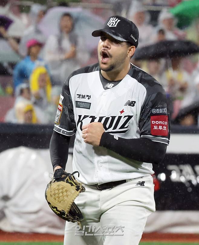 24일 오후 수원 KT위즈파크에서 열린 2025 프로야구 LG와 KT 경기. KT 선발 헤이수스가 6회 LG 공격을 무실점으로 막고 들어오며 기뻐하고 있다.. 수원=정시종 기자 capa@edaily.co.kr /2025.06.24.