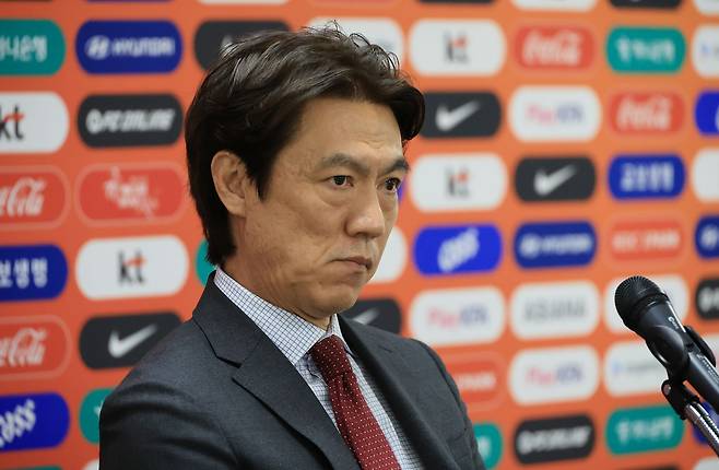 홍명보 축구 국가대표팀 감독이 16일 천안 코리아풋볼파크에서 열린 3월 유럽 원정 평가전 명단발표 기자회견에서 기자의 질문을 들으며 생각에 잠겨 있다. 연합뉴스