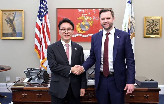 김민석 국무총리가 지난 12일(현지시간) 미국 워싱턴 D.C 백악관에서 J.D 밴스 미국 부통령과 회담을 갖고 있다. 뉴스1