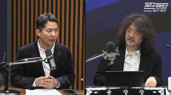 지난 10일 유튜브 방송 '김어준의 뉴스공장'에서 이른바 '공소취소 음모론'을 제기한 장인수 mbc 전 기자와 진행자 김어준씨. 유튜브 캡처