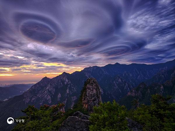 ▲ 사진 왼쪽부터 구름이 빚은 소용돌이(석기철), 봄에 내리는 폭설(이상운)