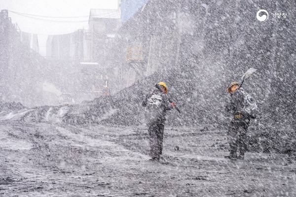 ▲ 사진 왼쪽부터 구름이 빚은 소용돌이(석기철), 봄에 내리는 폭설(이상운)