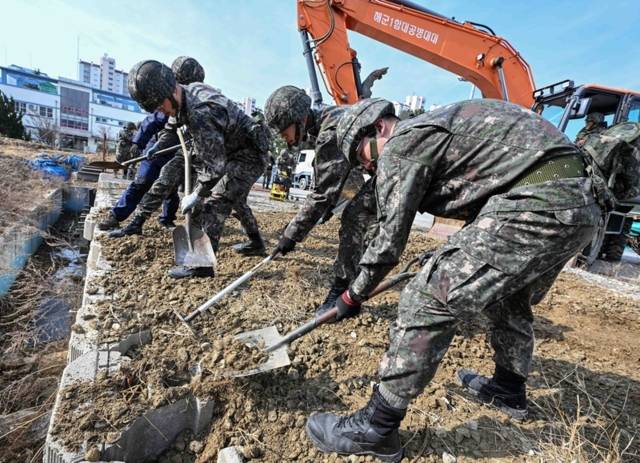 ▲ 해군 1함대사 공병대대가 16일 동해시에 위치한 함대 항만피해복구 훈련장에서 동해항의 미사일 피폭 상황을 가정한 항만피해복구 훈련을 진행하고 있다.