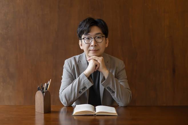 소설가 문지혁은 ‘쓰기의 반복과 문학으로의 여행’을 통해, 실연과 낙방과 부유하는 삶의 불안을 씻어내고 자신만의 독창적인 작품세계를 구축해낼 수 있었다. / 사진. 작가 제공