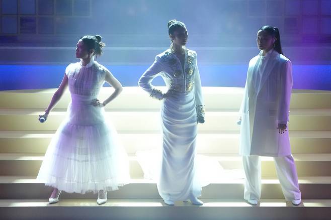 (왼쪽부터) 레이 아미, 이재, 오드리 누나가 15일(현지시간) 미국 로스엔젤레스 할리우드 돌비극장에서 열린 제98회 아카데미 시상식에서 <케이팝 데몬 헌터스>에 주제가상을 안긴 곡 ‘Golden(골든)’ 무대를 하고 있다. AP 연합뉴스