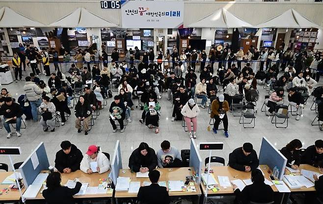 16일 인천시청 1층 중앙홀에 마련된 천원주택 접수창구가 예비입주자들로 북새통을 이뤘다. 인천시 제공