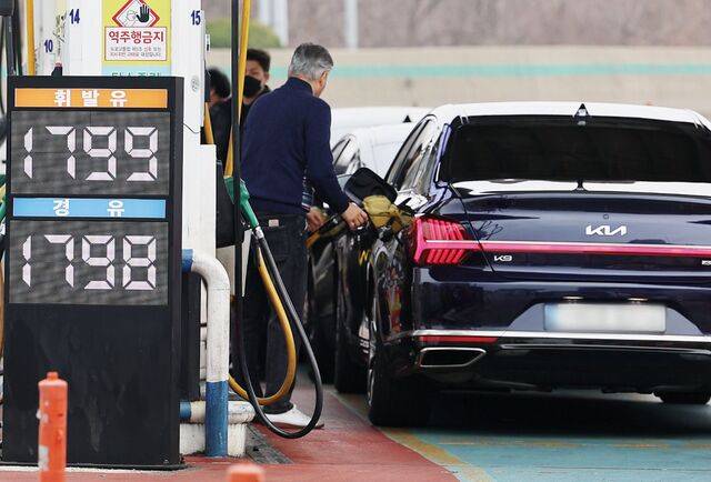 정부가 석유 제품의 가격 상한을 두는 최고가격제를 지난 13일 시행한 이후 국내 기름값이 내림세다. 유가정보시스템 오피넷에 따르면 15일 오후 2시 기준 전국 주유소 평균 휘발유 가격은 ℓ당 1840.9원, 경유는 ℓ당 1842.1원이었다. 이날 서울 서초구 만남의광장 주유소에서 한 차량이 주유 중이다. 뉴시스
