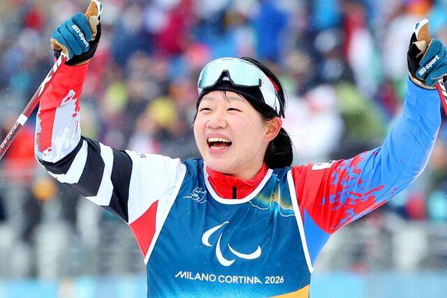 김윤지가 15일(현지시간) 이탈리아 테세로 크로스컨트리 스타디움에서 열린 2026 밀라노·코르티나담페초 동계패럴림픽 크로스컨트리 스키 여자 20㎞ 인터벌 스타트 좌식에서 우승한 뒤 기뻐하고 있다. 대한장애인체육회 제공