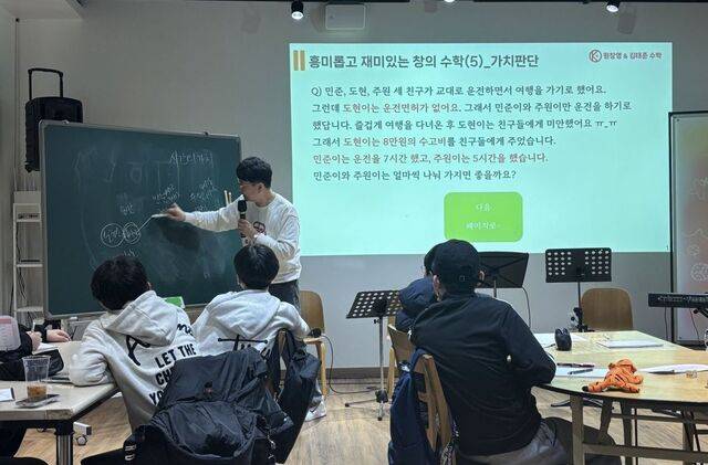 원창영 집사가 14일 경기도 파주 한소망교회 북카페에서 열린 ‘스터디 캠프’를 통해 수학 문제를 설명하고 있다.