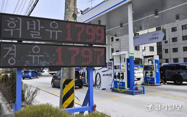 13일 석유 최고가격제 시행 이후 경기지역 주유소는 한산한 모습을 보이고 있다. 사진은 수원시내 한 주유소. 홍기웅기자