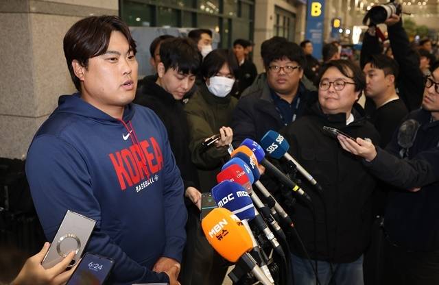 WBC 8강 경기를 마친 한국 야구대표팀 류현진이 16일 인천국제공항 제1터미널을 통해 귀국한 뒤 인터뷰하고 있다. 사진=연합뉴스