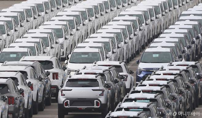 지난달 22일 경기 평택시 포승읍 평택항에 수출용 자동차가 세워진 모습/사진= 뉴스1