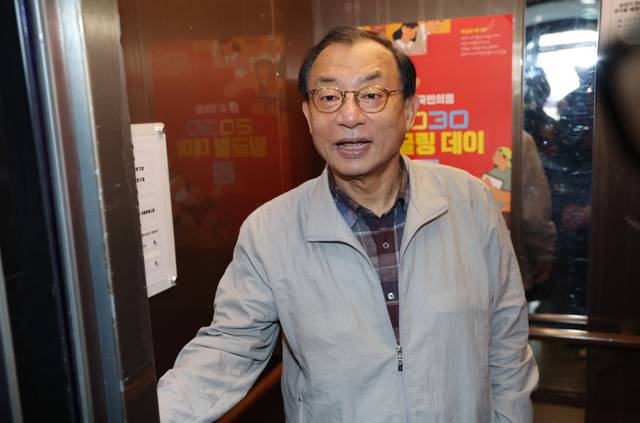 이정현 국민의힘 공천관리위원장이 15일 서울 영등포구 국민의힘 당사에서 열린 비공개 공관위 회의에 참석하기 위해 입장하고 있다. 이 위원장은 지난 13일 위원장직에서 물러났다가 이날 복귀했다. 연합뉴스