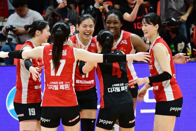 페퍼저축은행 조이와 시마무라가 경기에서 승리한 뒤 기뻐하고 있다. / 한국배구연맹(KOVO)