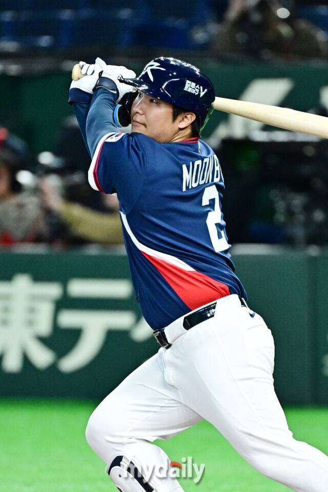 9일 일본 도쿄돔에서 열린 2026 월드 베이스볼 클래식(WBC) 조별리그 한국-호주 경기. 문보경이 4회초 2사 2루에 1타점 적시타를 치고 있다./마이데일리