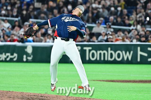 9일 일본 도쿄돔에서 열린 2026 월드 베이스볼 클래식(WBC) 조별리그 한국-호주 경기. 한국이 7-2로 호주에 승리해 8강 진출에 성공했다. 승리 후 글러브를 던지는 문보경./마이데일리