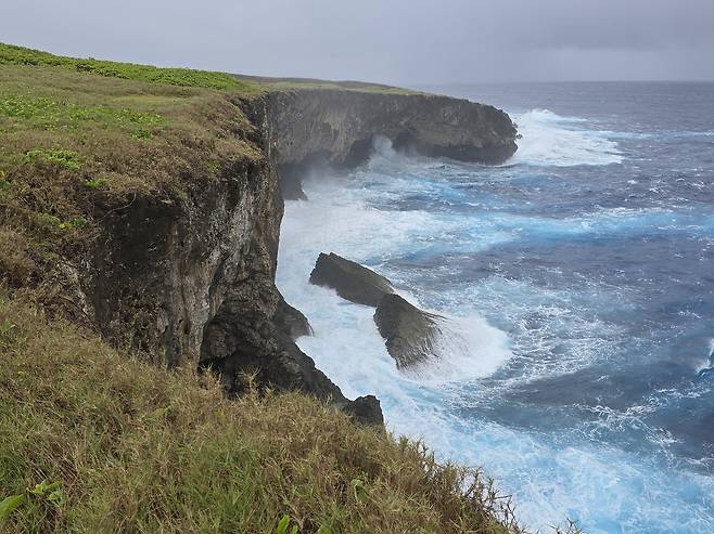 천왕폐하·대일본제국 만세절벽은 기막힌 해안 절경을 자랑한다. 이 혐오스런 이름은 별빛언덕, 선셋리지 등으로의 개명이 검토되고 있다.