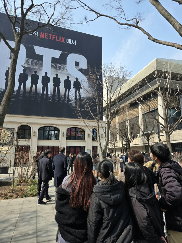 16일 오후 서울 종로구 광화문광장 일대에 설치된 BTS 컴백 광고를 구경하는 외국인 관광객