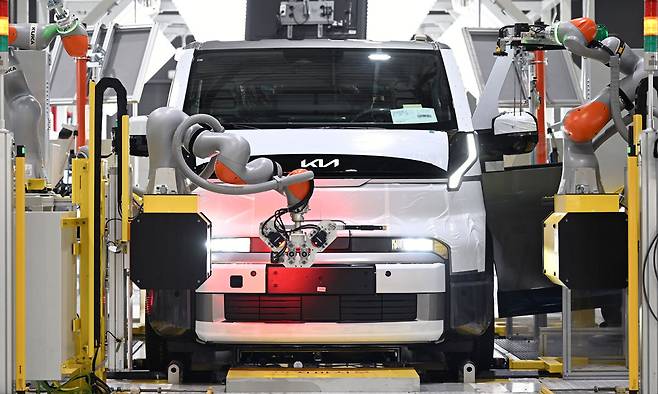 지난 12일 기아 화성 이보 공장에서 로봇이 ‘휠 얼라인먼트’ 작업을 하고 있는 모습. 기아 제공