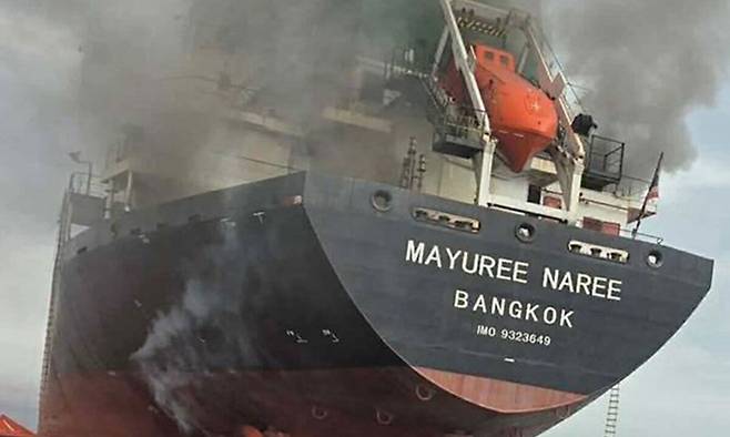 호르무즈 해협에서 이란의 공격을 받아 불이 난 태국 국적 화물선 마유리 나리호 모습. EPA연합뉴스