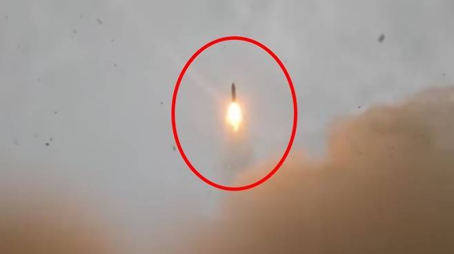 15일(현지시간) 이란이 장거리 탄도 미사일 ‘세질’(Sejjil)을 실전 투입했다. 로이터 영상 캡처