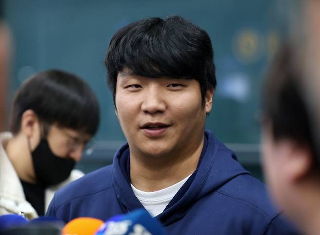2026 월드베이스볼클래식(WBC) 대표팀에서 맹활약한 문보경이 16일 인천국제공항을 통해 귀국하며 인터뷰하고 있다. 2026.3.16 뉴시스