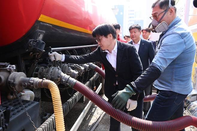 최고가격제 시행 후 처음 도착한 탱크로리 - 김정관 산업통상부 장관이 석유 최고가격제 시행 나흘째인 16일 충북 오송의 한 자영 알뜰주유소에서 최고가격제 적용 유류를 싣고 온 탱크로리의 입하 과정에 직접 참여하고 있다. 산업통상부는 전날 전국 주유소 1만646곳 가운데 15.3%의 주유소가 휘발윳값을 내리고, 83.7%의 주유소가 가격을 동결하는 등 기름값 인하 흐름이 이어지고 있다고 밝혔다. 연합뉴스