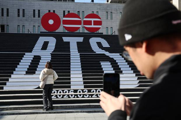 방탄소년단(BTS)가 오는 20일 복귀한다는 안내 장식이 서울 광화문 광장 세종문화회관 계단에 게시돼 있다. 연합뉴스