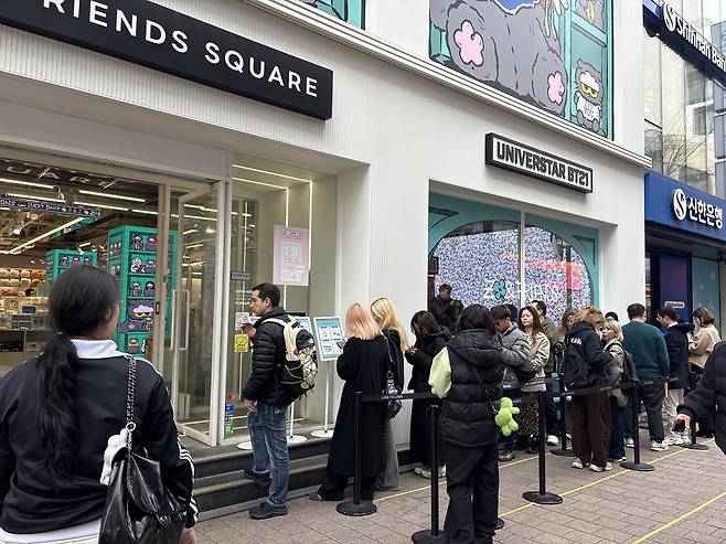 16일 오전 11시 BTS 등 K-POP 그룹 굿즈를 판매하는 라인프렌즈 스퀘어 명동점 앞. 외국인 관광객들이 입장을 위해 줄을 서고 있다. 남소정 견습기자