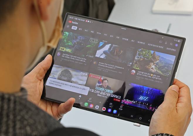 갤럭시 Z 트라이폴드가 출시된 서울 서초구 삼성 강남에 제품이 전시돼 있다. 뉴스1