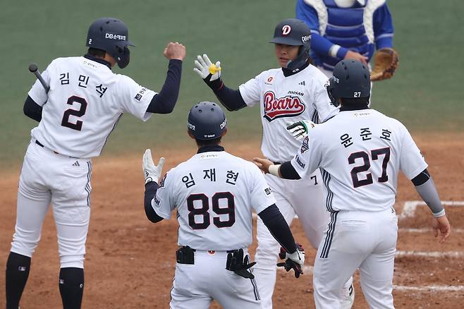 두산 박찬호(가운데)가 15일 이천 삼성과 시범경기 4회말 2점홈런을 터트린 뒤 동료들의 축하를 받고 있다. 사진제공|두산 베어스