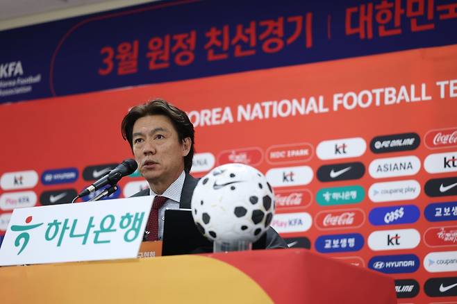 홍명보 축구국가대표팀 감독이 16일 천안 코리아풋볼파크서 열린 3월 A매치 명단 발표 기자회견서 취재진의 질문에 응답하고 있다. 사진제공│대한축구협회