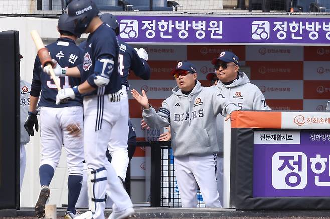 김원형 두산 감독(왼쪽)이 16일 대전한화생명볼파크서 열린 한화와 시범경기에서 다즈 카메론과 하이파이브를 하고 있다. 사진제공|두산 베어스