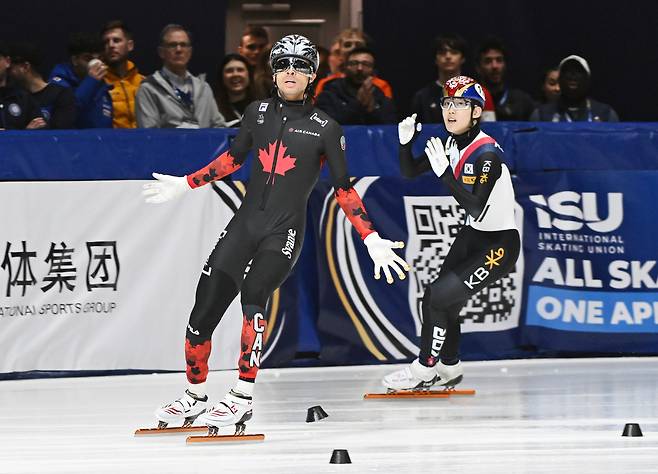 임종언이 16일 쇼트트랙 세계선수권 100m 결승에서 캐나다 윌리엄 단지누에 이어 2위로 들어왔지만, 단지누의 파울로 금메달을 확정하고 있다. AP연합뉴스