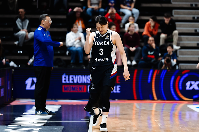강이슬이 15일 필리핀전에서 3점슛을 성공한 뒤 주먹을 불끈 쥐고 있다. FIBA 홈페이지